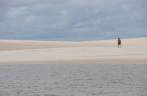 Caminhando entre dunas e lagoas, perto de Atins, nos Lençóis Maranhenses - MA